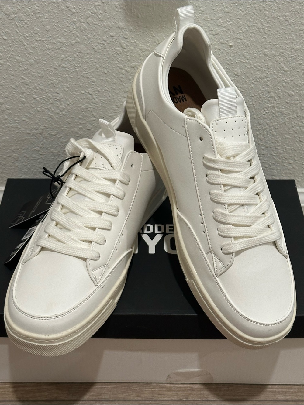 Minimal White Men's Low-Top Sneakers - Clean Leather Look